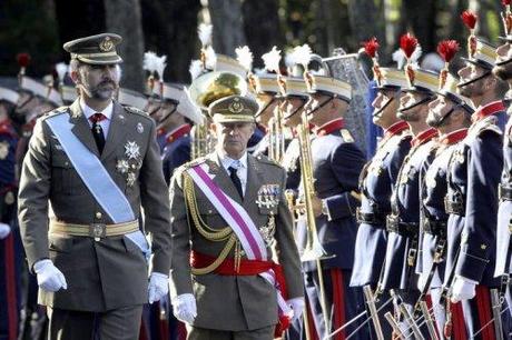 Felipe e Letizia di Spagna presiedono la sfilata del Dia de la Hispanidad. Il limbo della Monarchia