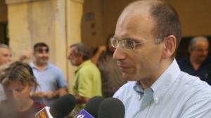 Enrico Letta torna sull'emergenza migranti e sottolinea il suo desiderio di superamento della legge Bossi-Fini. Polemiche con Pdl e Lega.