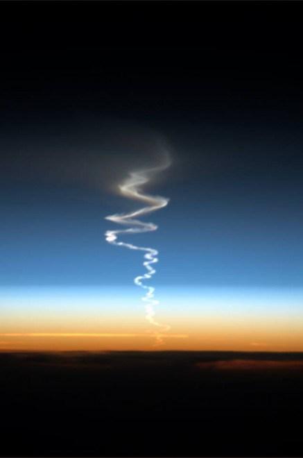 La scia del missile lasciata in atmosfera