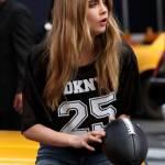 Cara Delevigne giocatrice di football nello shooting fotografico per DKNY 04