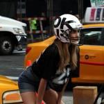 Cara Delevigne giocatrice di football nello shooting fotografico per DKNY06