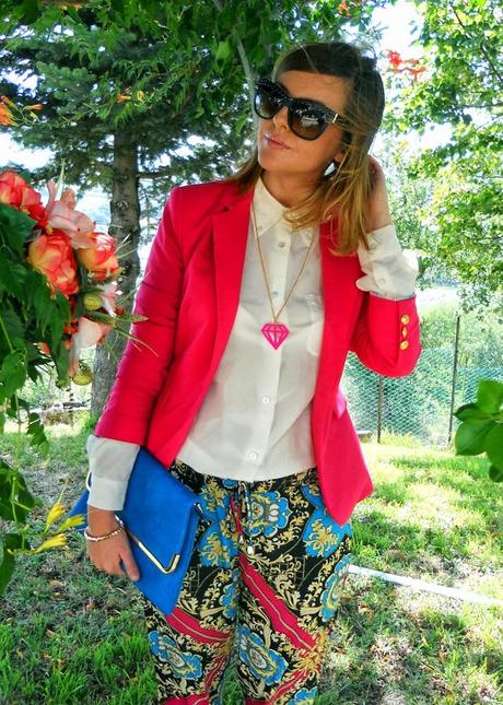 Outfit: Fucsia, Blu elettrico e una stampa foulard