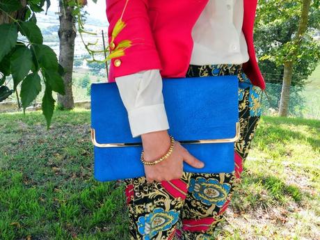 Outfit: Fucsia, Blu elettrico e una stampa foulard