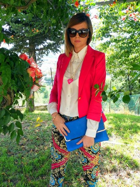 Outfit: Fucsia, Blu elettrico e una stampa foulard