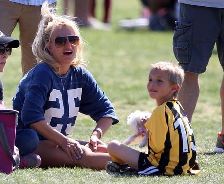 Britney Spears - Britney & Kevin Watch Their Sons Soccer Game