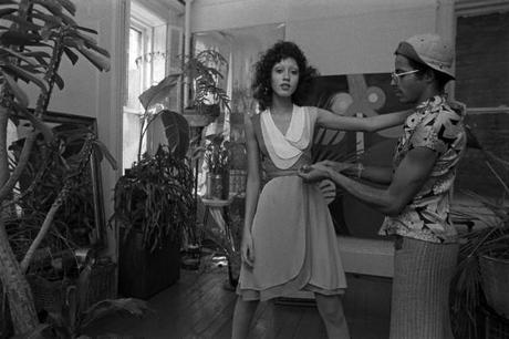 Stephen Burrows fitting a model Pat Cleveland