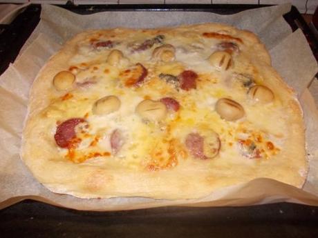 Pizza bianca ai formaggi (mozzarella, asiago, leerdamer) con salsiccia secca di suino Coop.27 Febbraio e funghi