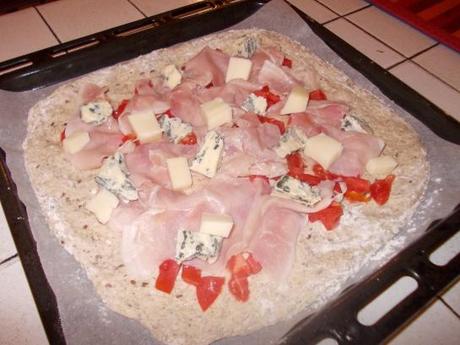 Pizza farro e grano saraceno con pomodoro fresco, prosciutto cotto, asiago e gorgonzola piccante