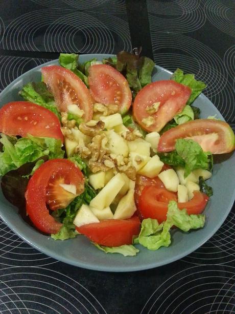 Insalata di lattuga pomodori mele e noci