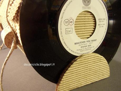 Bauletto: fatto con dischi in vinile e cartoncino ondulato bauletto 45 giri e cartone 3