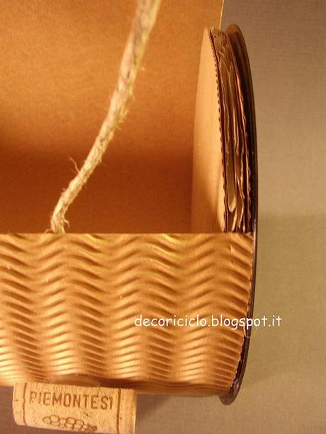 Bauletto: fatto con dischi in vinile e cartoncino ondulato bauletto 45 giri e cartone 8