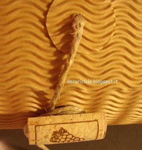 Bauletto: fatto con dischi in vinile e cartoncino ondulato bauletto 45 giri e cartone 7