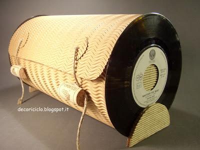 Bauletto: fatto con dischi in vinile e cartoncino ondulato Bauletto: fatto con dischi in vinile e cartoncino ondulato