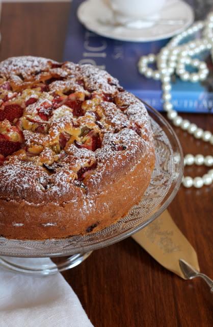 Torta di fragole rabarbaro e yogurt