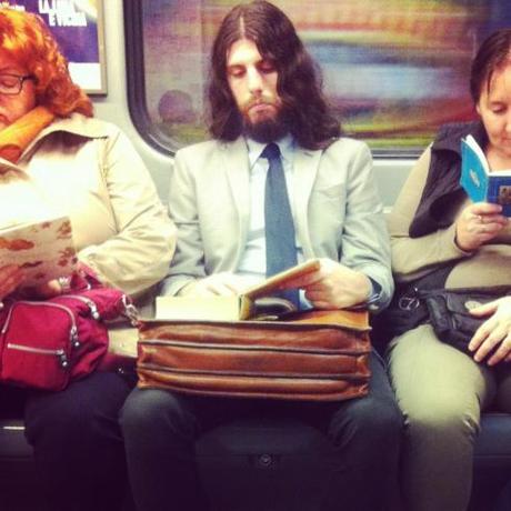 Gesù esiste e viaggia in metro insieme a noi gesù metropolitana, jesus, milan street style