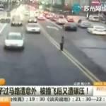 Cina, donna travolta due volte da macchine in corsa: illesa (Video)