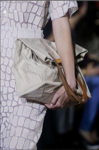 Il dilemma delle borse Catalogo Sfilata Borse Stella McCartney primavera estate 2014 FOTO #StellaMcCartney #stella #mccartney #bags #bag #borse #borsa #sfilate #moda #fashion #purses #moda2014 #springsummer #primaveraestate #handbag