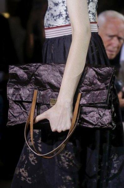 Il dilemma delle borse Catalogo Sfilata Borse Stella McCartney primavera estate 2014 FOTO #StellaMcCartney #stella #mccartney #bags #bag #borse #borsa #sfilate #moda #fashion #purses #moda2014 #springsummer #primaveraestate #shopper