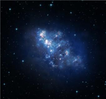 appresentazione artistica della galassia z8_GND_5296 (il suo colore nell'immagine  del telescopio spaziale Hubble è rosso perché la luce delle sue stelle, inizialmente bluastra, ha subìto uno stiramento nella sua lunghezza d'onda dovuto all'espansione dell'universo e all'enorme cammino che ha dovuto compiere per giungere fino a noi). Crediti: V. Tilvi, S.L. Finkelstein, C. Papovich, e l'Hubble Heritage Team 
