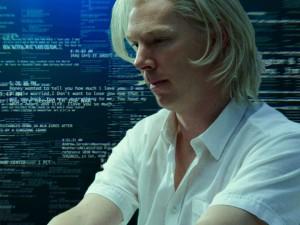 “Il Quinto Potere”, film su WikiLeaks di Bill Condon: da oggi al cinema il film tratto dal libro “Inside WikiLeaks”
