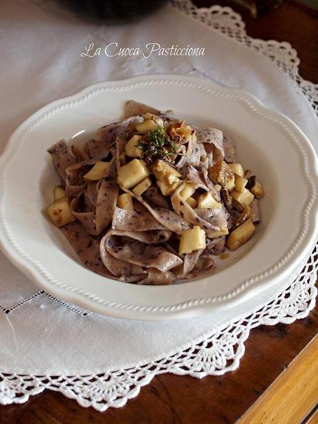 Tagliatelle ai mirtilli con porcini saltati al profumo di timo