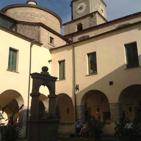 Il chiostro di S. Francesco. Foto di Enzo C. Delli Quadri.