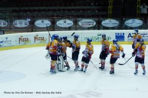 Hockey su ghiaccio, Coppa Italia: l’Asiago compie l’impresa e supera dopo un’entusiasmante rimonta il Vipiteno. Il Valpusteria s’inchina in casa al Cortina dopo i rigori. La Valpe asfalta il Milano. (by Vito De Romeo)