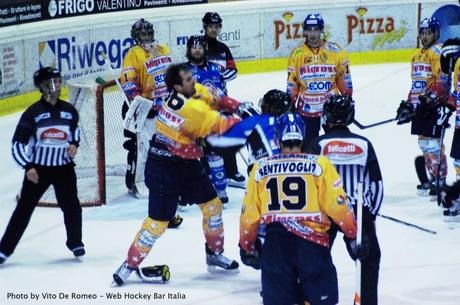 Hockey su ghiaccio, Coppa Italia: l’Asiago compie l’impresa e supera dopo un’entusiasmante rimonta il Vipiteno. Il Valpusteria s’inchina in casa al Cortina dopo i rigori. La Valpe asfalta il Milano. (by Vito De Romeo)