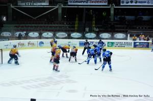 Hockey su ghiaccio, Coppa Italia: l’Asiago compie l’impresa e supera dopo un’entusiasmante rimonta il Vipiteno. Il Valpusteria s’inchina in casa al Cortina dopo i rigori. La Valpe asfalta il Milano. (by Vito De Romeo)