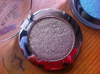 Essence: ombretti METAL GLAM n. 01 e 05: review e swatch