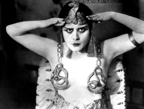 TI CAGHI IN MANO – La storia di Theda Bara, la prima strega del cinema hollywoodiano TI CAGHI IN MANO – La storia di Theda Bara, la prima strega del cinema hollywoodiano