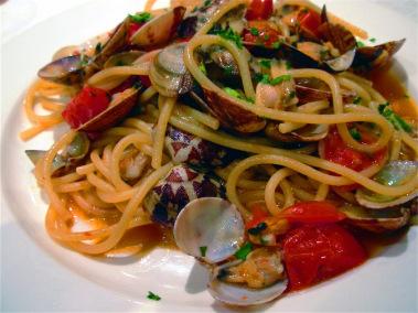 ...Nel mio ultimo libro, ad esempio, uno dei dialoghi chiave si svolge in un ristorante a Milano, davanti ad un ottimo piatto di spaghetti allo scoglio...