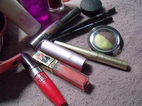 WHAT'S IN MY BEAUTY CASE? WHAT'S IN MY BEAUTY CASE?