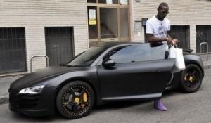 Mario Balotelli tampona un'auto a Brescia, illeso