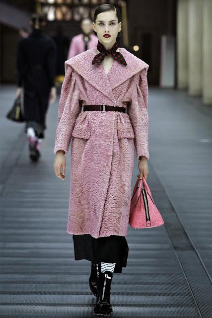 Un cappotto color rosa. Dal taglio sartoriale. E dall'allure sognante. Un po' naïf.