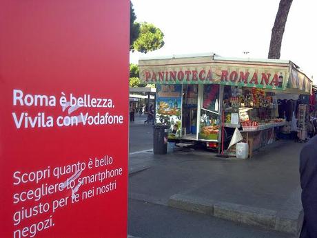 Le foto da raccapriccio di Vodafone Termini. Ma la grande compagnia telefonica è soddisfatta di questa sponsorizzazione?