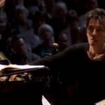 Orchestra suona brano sbagliato, ma la pianista Maria João Pires rimedia (Video)