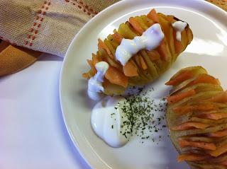 PATATE FISARMONICA CON SALMONE AFFUMICATO, PANNA ACIDA ED ERBA CIPOLLINA