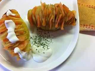 PATATE FISARMONICA CON SALMONE AFFUMICATO, PANNA ACIDA ED ERBA CIPOLLINA