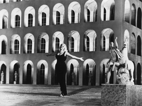 Anita Ekberg in 'Le tentazioni del dottor Antonio' di Federico Fellini (episodio di Boccaccio '70)