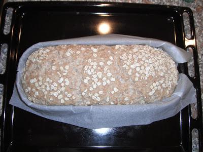 Pane integrale in cassetta con fiocchi d'avena e latte di soia