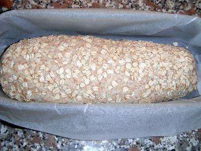 Pane integrale in cassetta con fiocchi d'avena e latte di soia