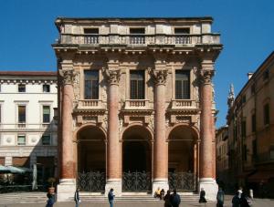 Esempio di colonne di ordine gigante nel Palazzo del Capitanio, Vicenza.