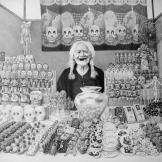 2008 Sweets Seller,61x90.5cms.640x960 La società singolarmente mascherata di Laurie Lipton