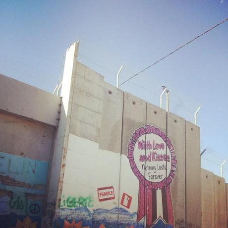 In Cisgiordania lungo il muro west bank graffiti