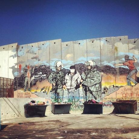 Un murale dai toni decisamente più cupi west bank mural