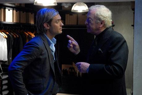 Film stasera sulla tv in chiaro: SLEUTH – gli insospettabili (lunedì 4 novembre 2013) Jude Law e Michael Caine in una scena di 'Sleuth'
