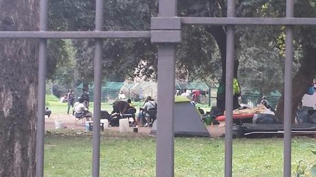 UN BEL PARCO A RIDOSSO DEL COLOSSEO TRASFORMATO IN BIVACCO E CACATOIO PUBBLICO! CE LO SEGNALA FLAVIO VIA EMAIL UN BEL PARCO A RIDOSSO DEL COLOSSEO TRASFORMATO IN BIVACCO E CACATOIO PUBBLICO! CE LO SEGNALA FLAVIO VIA EMAIL