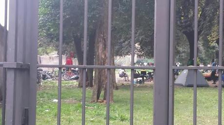 UN BEL PARCO A RIDOSSO DEL COLOSSEO TRASFORMATO IN BIVACCO E CACATOIO PUBBLICO! CE LO SEGNALA FLAVIO VIA EMAIL UN BEL PARCO A RIDOSSO DEL COLOSSEO TRASFORMATO IN BIVACCO E CACATOIO PUBBLICO! CE LO SEGNALA FLAVIO VIA EMAIL