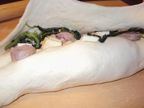 Pizza con salsicce e friarielli Pizza con salsicce e friarielli